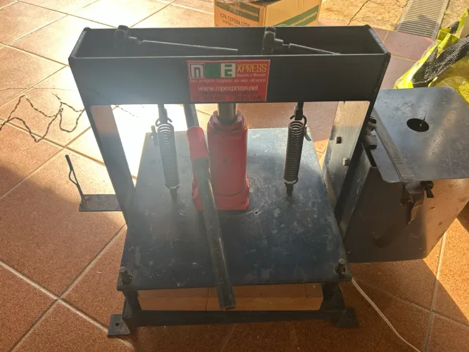 Máquina De Fazer Chinelo Completa + Facas 17 ao 42 + Motor + Brindes