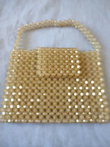 Bolsa artesanal de mão toda em miçangas nude