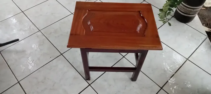 .mesinha de centro em madeira cerejeira medindo 57 cm por 43 cm altura 47 cm 