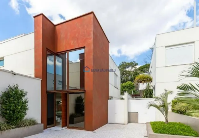 Casa em condomínio no Brooklin, com 680m², 4 dormitórios, todas suítes.