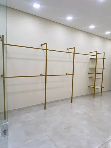 Arara de parede dourado