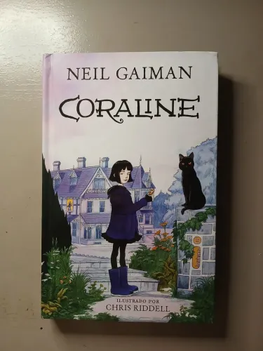 Livro Coraline capa dura ilustrado
