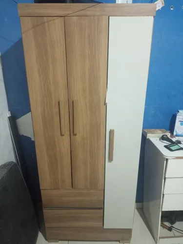 Guarda roupas de solteiro.