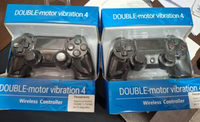 Kit com 2 Controles Sem Fio para PS4 - Double-Motor Vibration 4 (Novos)