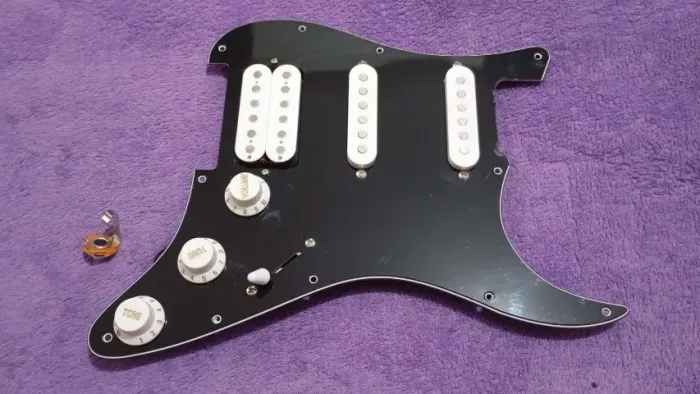 Escudo completo de guitarra Strato com Jack, humbucker e dois Single coil