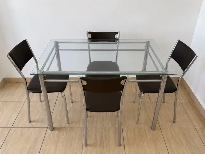 Mesa de vidro com 4 cadeiras
