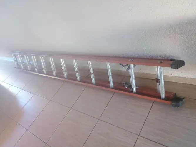 Escada de fibra e alumínio 6 metros aberta. 