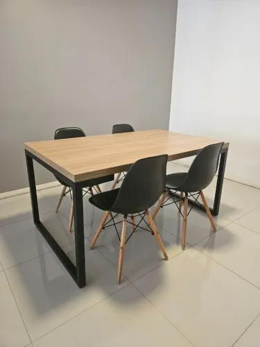 Mesa de Jantar Industrial + 4 Cadeiras Eiffel