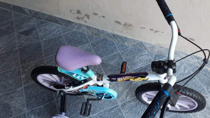 Bicicleta aro 16 vendo ou troco por outra de menor ela é da cor branca azul e roxa