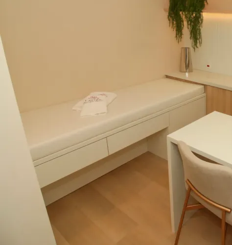 Maca de Estética Premium em MDF Planejado + Gavetas + Colchão Couro