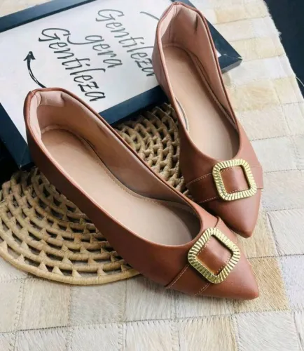 Sapatilha Napa Caramelo Com Fivela Dourada Confort Elegante