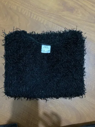 blusa preta de manga curta de pelinhos e partículas de brilho da Zara Kids