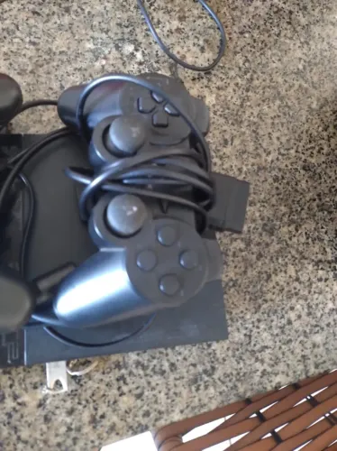 PlayStation 2 com 2 controles 24 jogos no pendrive ele só pega prendrive 