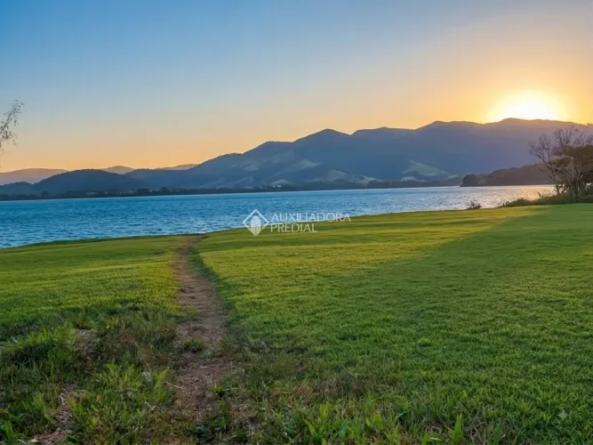 Terreno com Vista para Lagoa à Venda em Praia do Rosa, Garopaba .