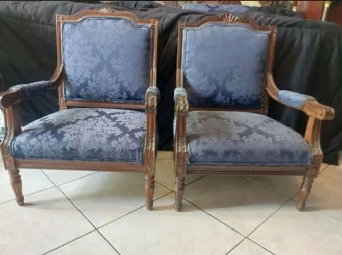 Par de cadeirinhas entalhadas estilo francês 