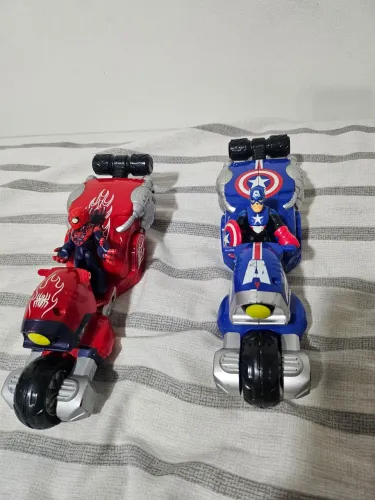 Brinquedos  moto Marvel  homem  aranha e  capitão  América 