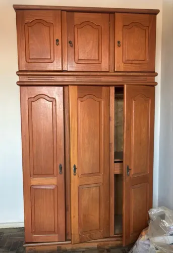 Guarda roupa de 3 portas! Madeira maciça, aceito cartão !