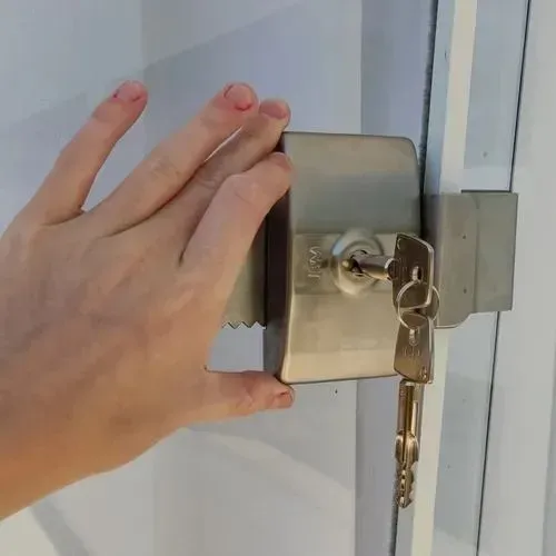 Trava para porta de correr 