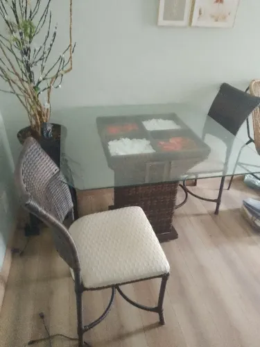 Mesa de vidro com quatro cadeiras. Vendo ou troco por algo do meu interesse.