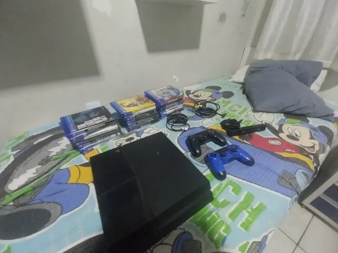 Ps4 + 30 jogos + 2 controles