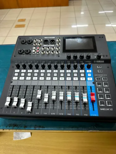 Mesa de Som Digital Yamaha MGX12 - Seminova