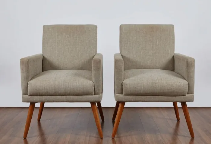 Par de Poltronas Vintage - Linho Bege com pés de madeira