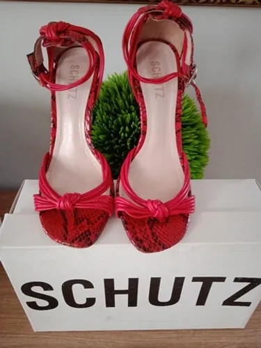 A sandália Schutz O sapato perfeito para seu estilo 
