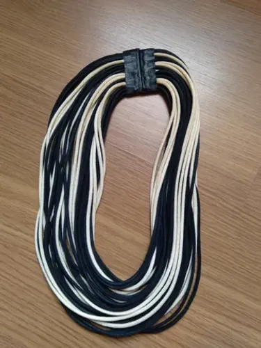 Colar fio preto e branco com fechamento magnético