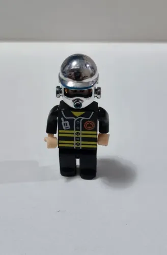 Boneco Lego Fireman com capacete prateado