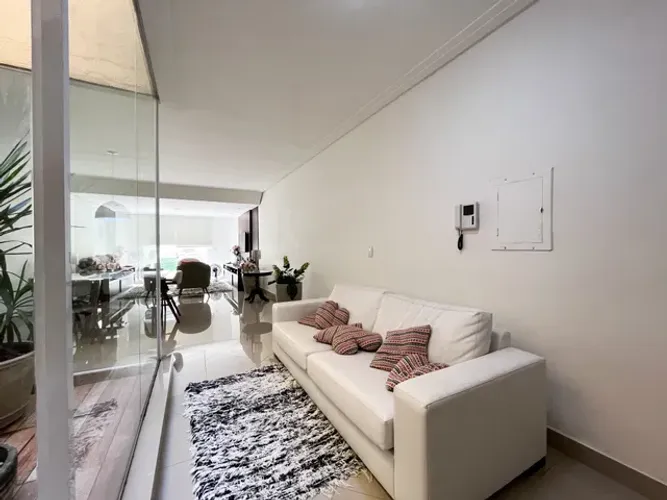 Casa para venda com quintal e 3 dormitórios