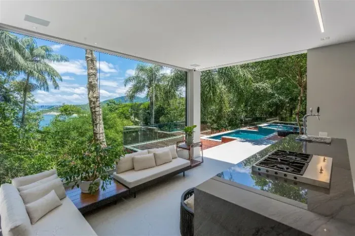 Mansão particular no Morro Com vista MAR condomínio fechado | Casa no Estaleiro Balneário
