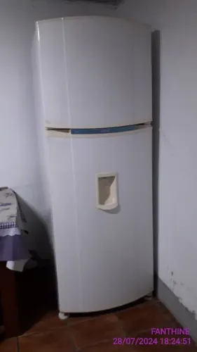 Geladeira Consul Frost Free 480L com dispenser de água na porta