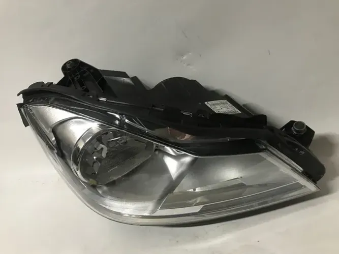 Farol Mercedes C180 /200/300