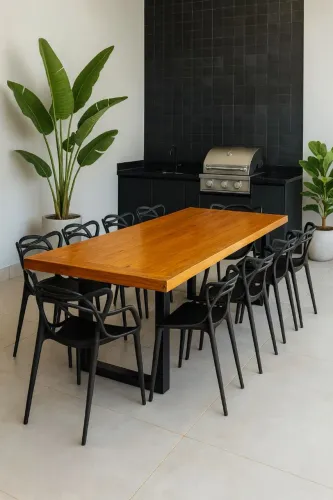 Mesa de jantar moderna em madeira
