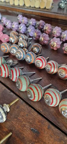 Puxadores diversos vintages e retrô para móveis