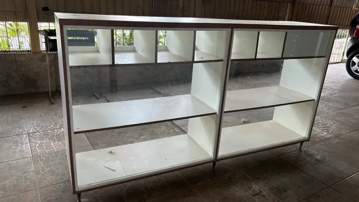 Balcão expositor de madeira com gaveta 