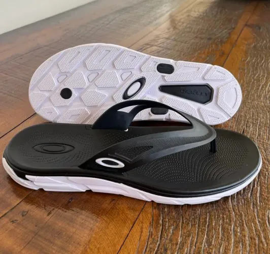 Chinelo Okley Premium