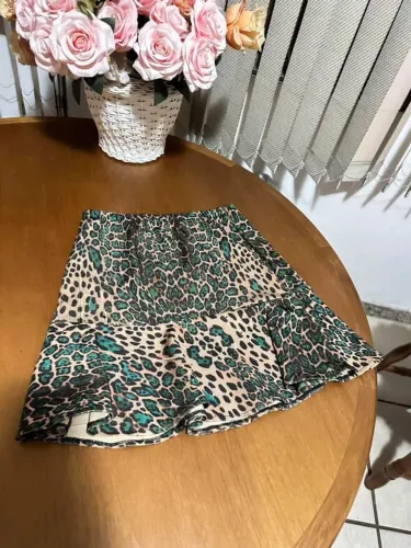 Saia com estampa de onça e babado