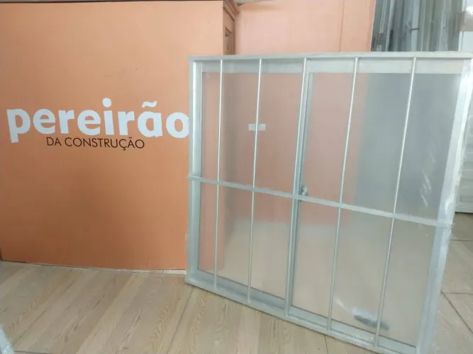 Janela com grade alumínio tradicional e branco