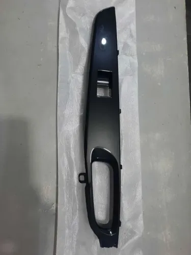 Moldura Botão Traseiro Direito Toyota Yaris 2018 a 2023