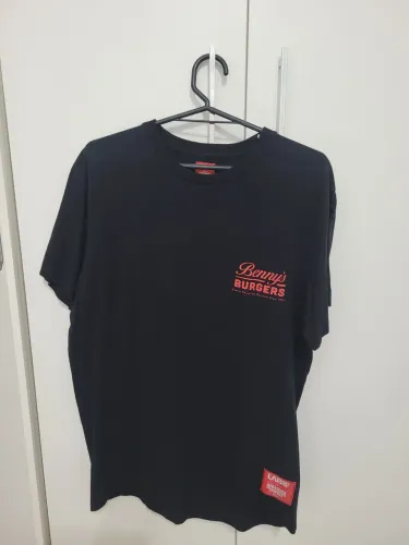 Camiseta Colcci LAB86 Stranger Things Benny's Burgers
