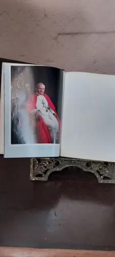 Bíblia luxuosa com foto do Papa João Paulo II e suporte de luxo