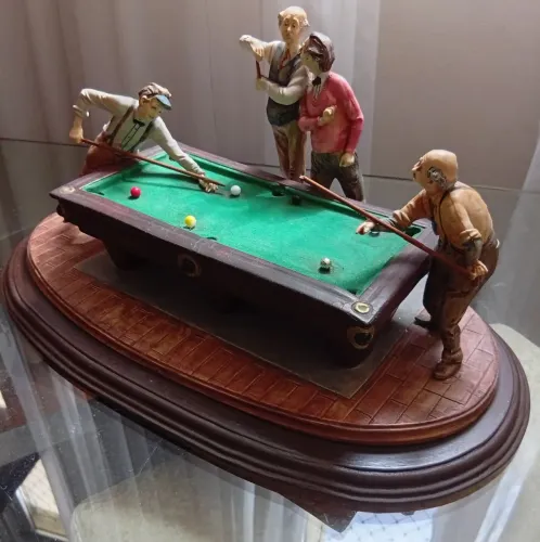 Escultura antiga jogando sinuca 