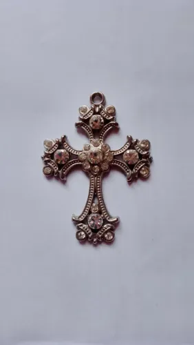 Crucifixo de Metal com Strass - Elegância e Fé em Cada Detalhe!