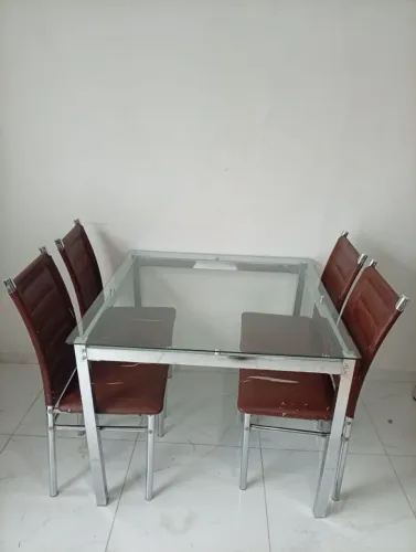Jogo de mesa com 4 cadeiras