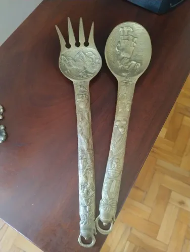 Conjunto de talheres decorativos em metal