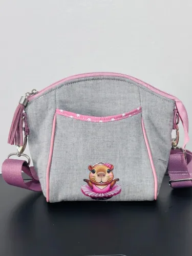 Bolsa de Ombro Cinza com Detalhes Rosa Capivara