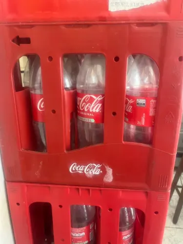 Caixa da coca com 12 garrafas retornáveis