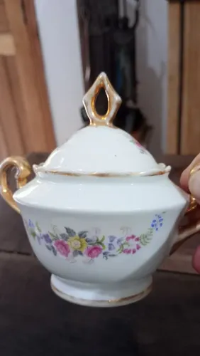 Açucarero antigo com detalhes em dourado