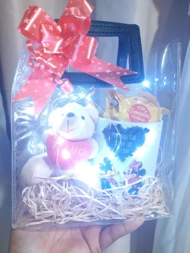 Cesta Presente Decorativa com Urso e Caneca Mickey